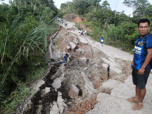 Así quedó una pista después del terremoto de 7.5. Foto: La República