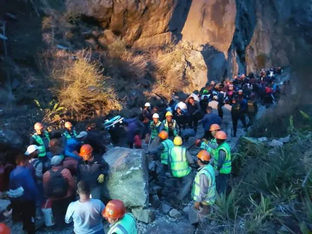 Obreros retiran rocas de la vías férrea.