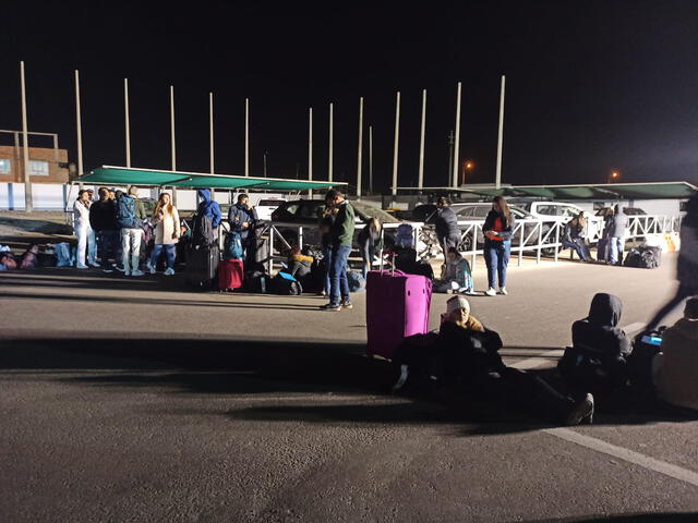 Trujillo: pasajeros esperan afuera de aeropuerto tras cancelación de vuelos por accidente en Jorge Chávez