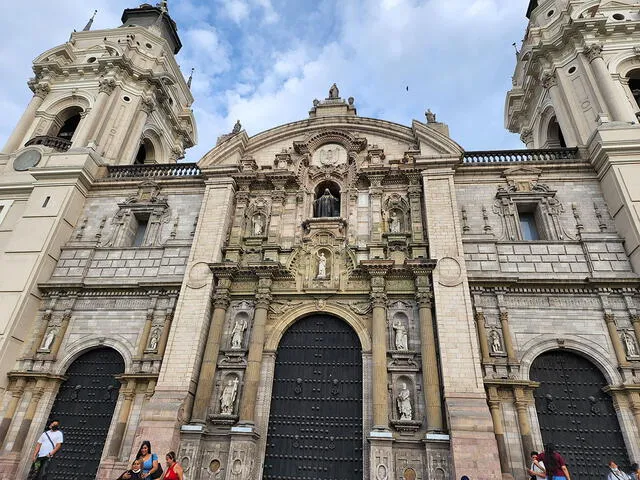 Fotografía de la Catedral de Lima con el sensor principal del Galaxy S22 Ultra