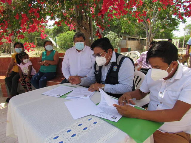 Autoridades de Sechura en la firma de convenio