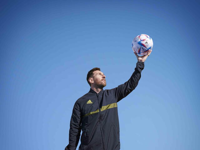 Lionel Messi fue el responsable de presentar la pelota de Qatar 2022. Foto: FIFA.