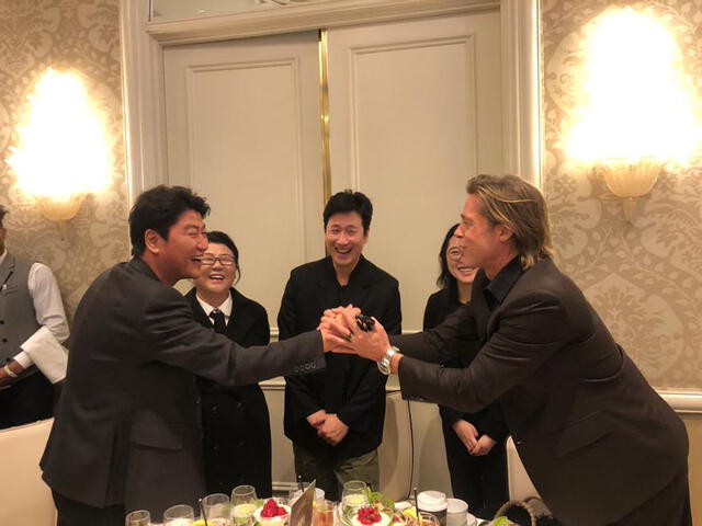 NEON publicó esta fotografía del encuentro de los actores Song Kang Ho y   Brad Pitt.