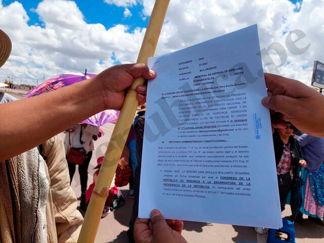 Ciudadanos en Juliaca firman documento pidiendo renuncia de Dina Boluarte