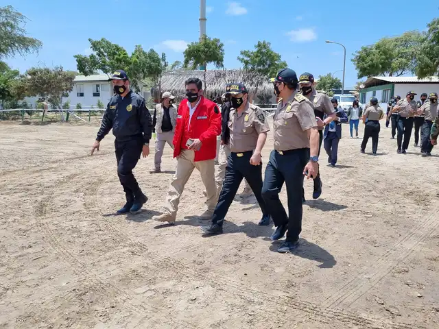 El ministro recorrió el terreno donde se construirá la escuela PNP. Foto: Mininter