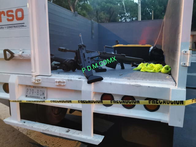 Fotografía cedida por la Fiscalía de Ciudad de México que muestra una vista de armas en el lugar de atentado. Foto: EFE.