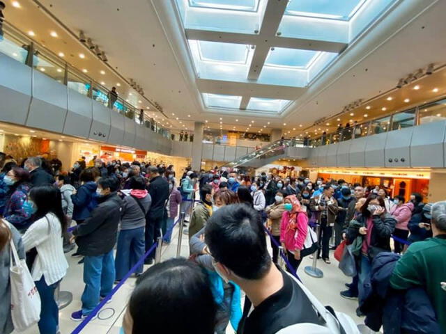Cientos de personas hicieron fila para comprar máscaras médicas en la tienda de Duong Chan Nguyen 'Benny', novio de Toby Chan.
