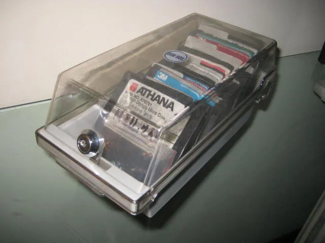 Porta disquetes, la manera común de correr programas en los inicios de la computadora personal.