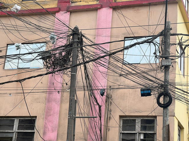¿Por qué hay tantos cables en los postes y nadie hace nada? Foto: Raúl Egusquiza/La República