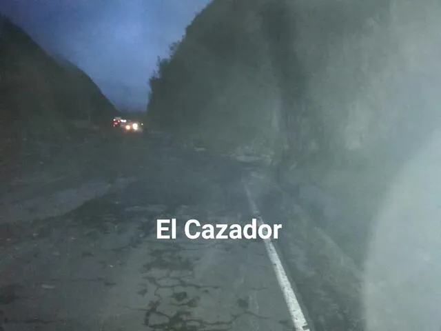 Fotografía de la ruta Tarma-La Merced que fue afectada por un deslizamiento de piedras. Fuente: Nativa Televisión.