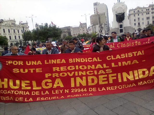 El docente Roger Apolinar Ortiz en la manifestación de la huelga magisterial. Foto: Facebook/  Roger Apolinar