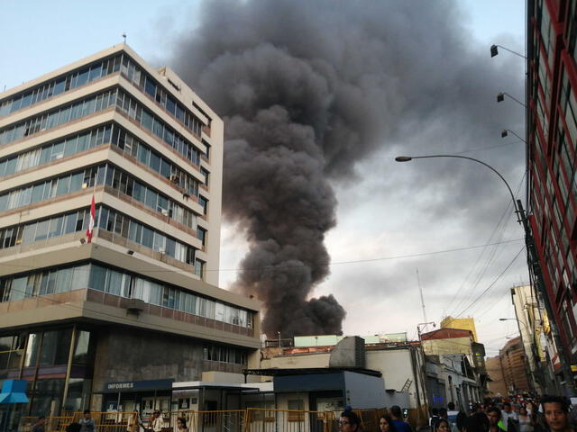 Incendio en Mesa Redonda: Bomberos indican que siniestro puede estar sofocado mañana 