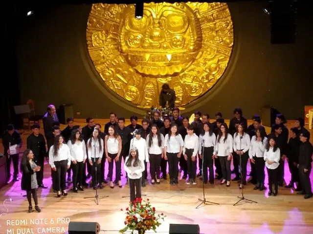 Alumnos de Coro II y de pedagogía (ISMPLAM) en concierto en el Teatro Municipal del Cusco.