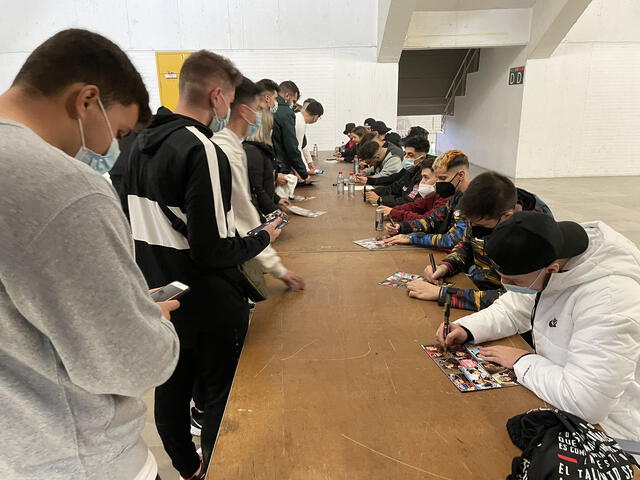 Los mcs en plena sesión de firma de autógrafos. Foto: FMS España