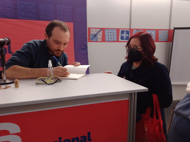 Carlos de la Torre Paredes firmando ejemplares de "En el hampa". Foto: Torre de Papel