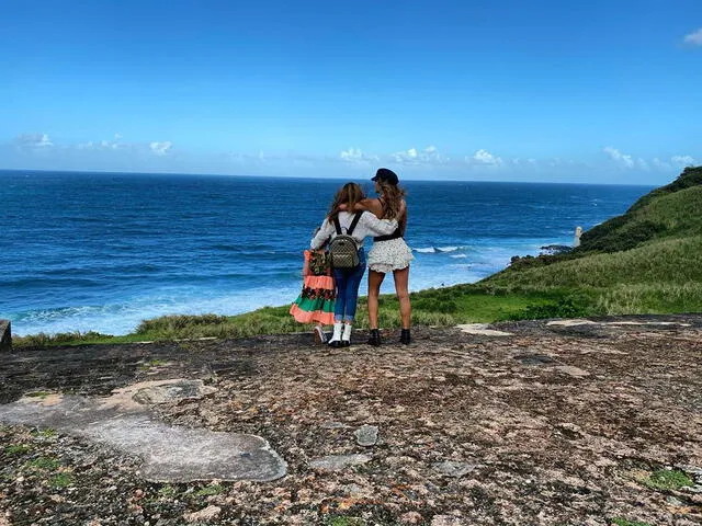 Geraldine Bazán y sus hijas en Puerto Rico