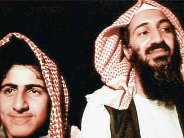 Omar junto a su padre Osama Bin Laden. Foto: The Sun