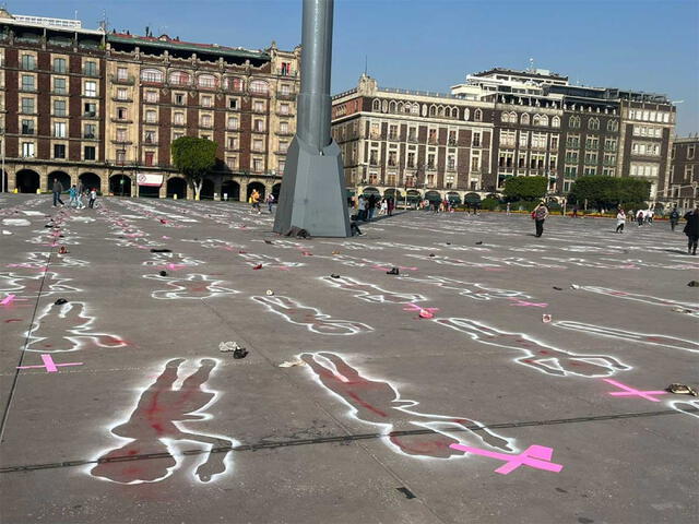 Las manifestantes plasmaron con pintura de spray blanco, siluetas femeninas con manchas rojas. Foto: Rodolfo Dorantes/Excélsior