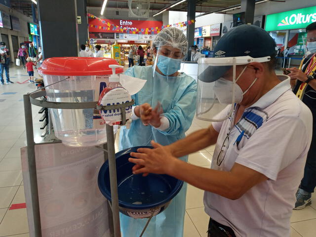 Pasajeros realizan lavado de manos para abordar buses de Plaza Norte. Foto: Diris Lima Norte.