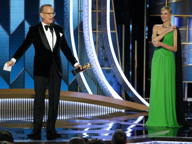 Charlize Theron observa mientras Tom Hanks agradece por el reconocimiento. (Foto: Quien)