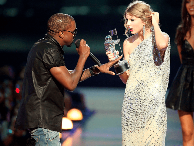 Kanye West dejando en ridículo a durante la entrega de los VMA de 2009.