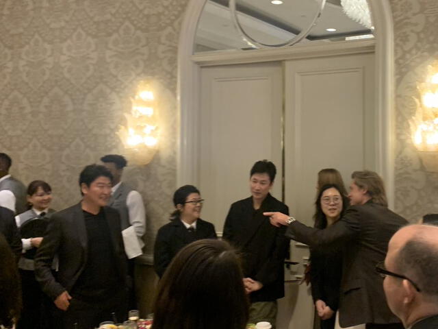 Brad Pitt reacciona al encontrarse al actor coreano Song Kang Ho, de ‘Parasite’ en la gala de los AFI Awards 2020.