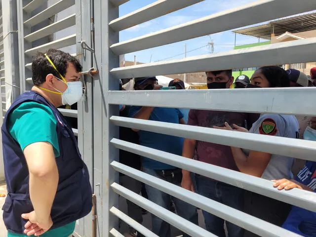Director Dante Ramírez escucha los pedidos de los familiares de los pacientes. Foto: Hospital Sullana