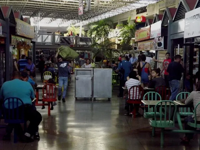 Venezolanos abarrotan centros comerciales a dos días para la Navidad a pesar de la crisis