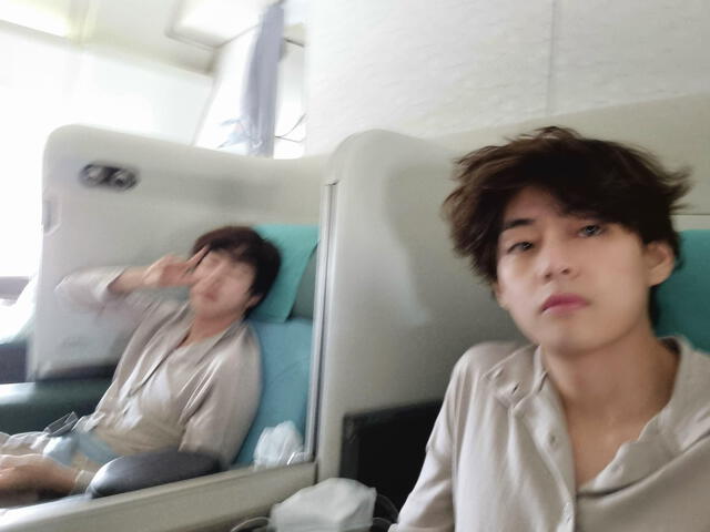 Taehyung en el avión a EE. UU. Foto: Weverse