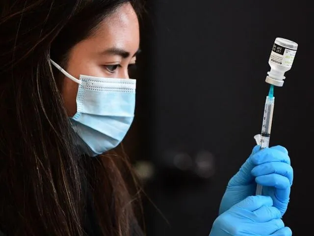 Las vacunas bivalentes también son llamadas vacunas de refuerzo contra ómicron. Foto: AFP