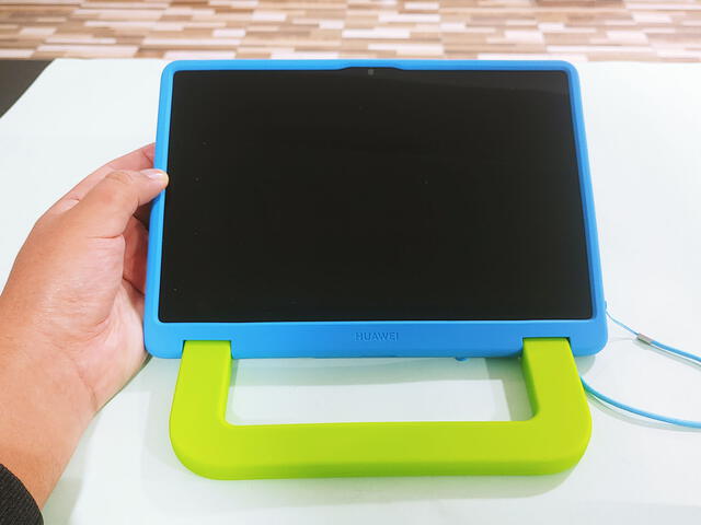 Huawei MatePad T Kids y su funda de color azul
