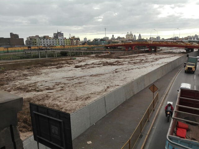 Río Rímac amenaza el centro de Lima