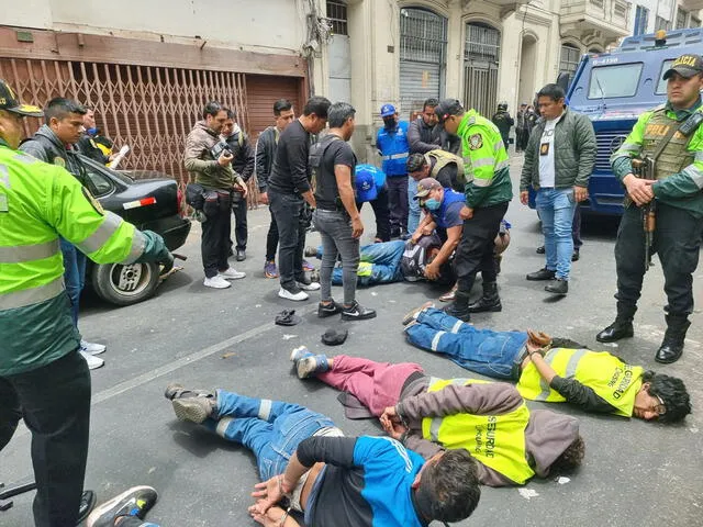 Centro de Lima frustran robo a agencia Interbank del Barrio Chino y capturan a ladrones con chalecos PNP y escopetas  Los Malditos del Barrio Chino. Foto: Paolo Zegarra/URPI-GLR