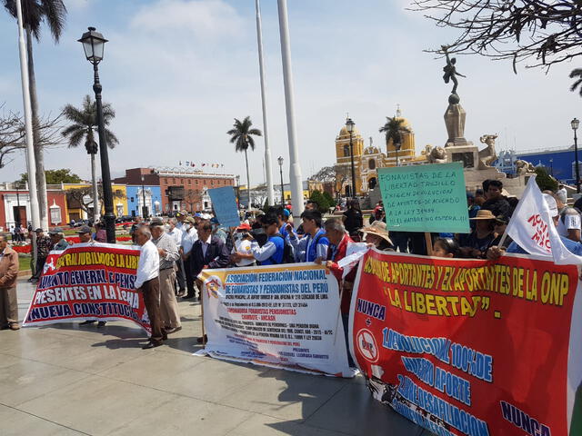 Los manifestantes llevaron pancartas y carteles con sus reivindicaciones. Foto: J. Mendoza/La República