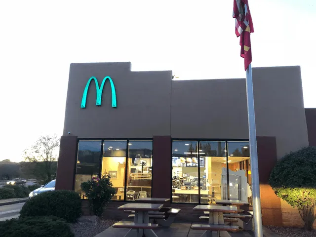 El restaurante con el logo azul es el único en el mundo de la cadena McDonald's
