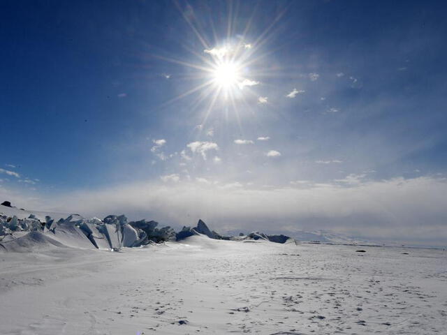 El último eclipse del año 2021 nos cita en la Antártida, un continente casi inhabitable y de condiciones climáticas adversas. Foto: AFP