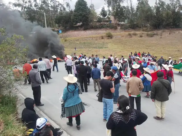 Pasajeros han quedado detenidos en este tramo hasta que la Policía pueda desbloquearlo. Foto: Radio Superior