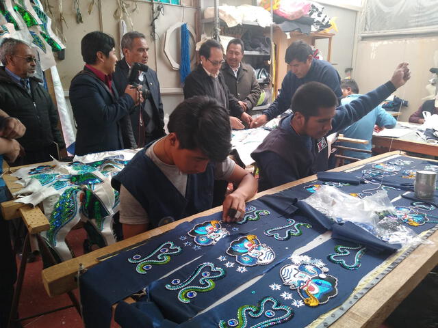 Internos fabrican prendas para las fiestas de la Virgen de la Candelaria.