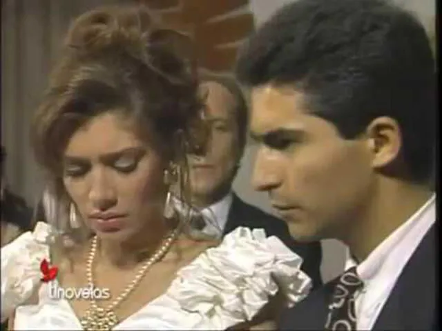 Cynthya Klitbo y Raúl Araiza en una escena de Cadenas de Amargura.