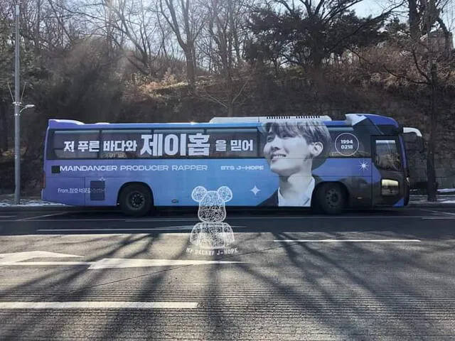 Así luce el 'Hobi bus' dedicado al bailarín, productor y rapero J-Hope. Foto: vía mygalaxy j-hope en Twitter