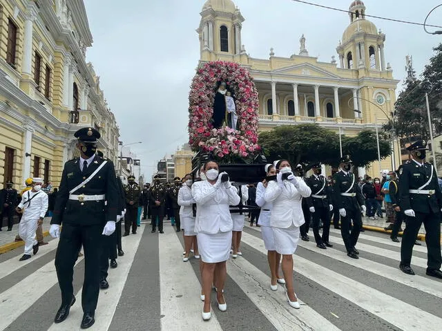 Trabajadoras de salud también cargaron el anda de Santa Rosa de Lima.