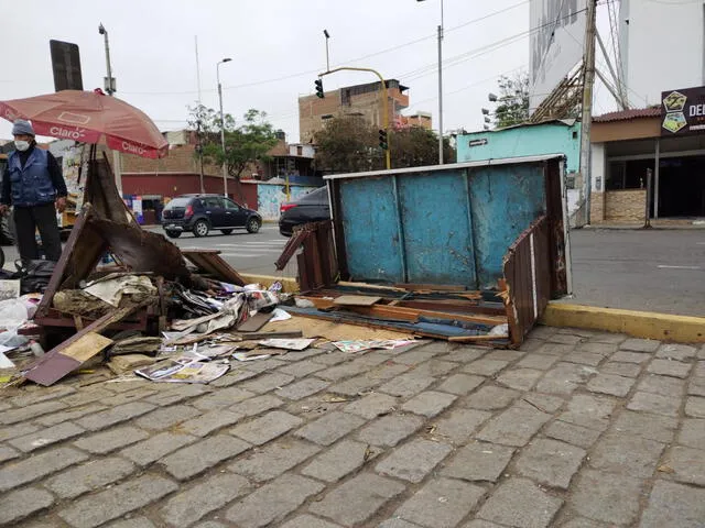 Camioneta destruye puesto de periódicos en Trujillo