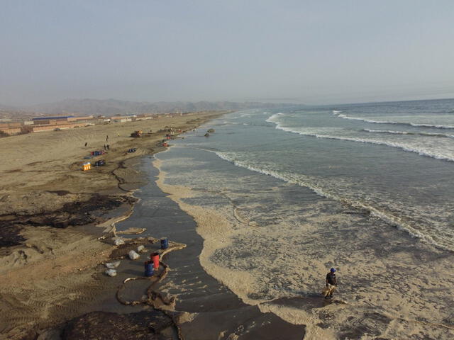 Unos 6.000 barriles de petróleo fue los se derramó en el litoral de Ventanilla. Foto: Gerardo Marín/LR
