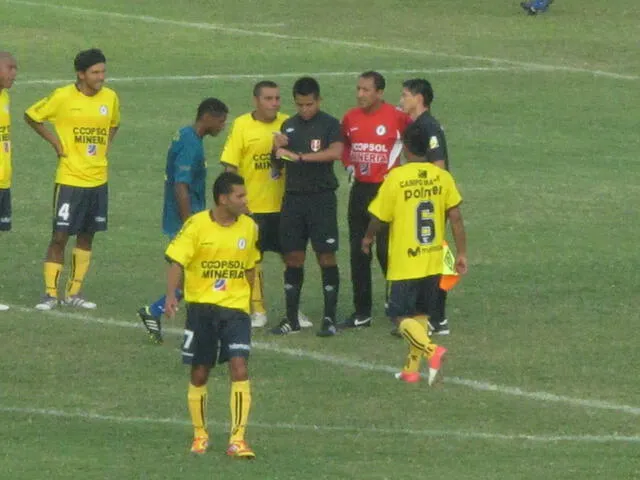 ¿En qué partido oficial un equipo peruano usó la camiseta de Brasil?