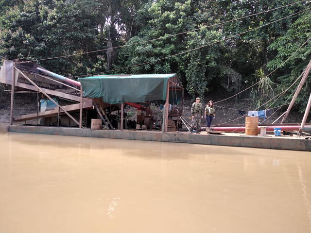 Draga en el río Madre de Dios