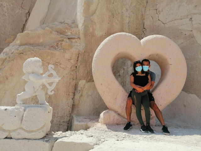 Arequipa: familia de canteros esculpe corazón gigante de sillar
