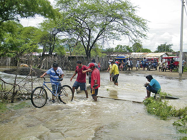 Piuranos inundados tras una hora de intensa lluvia y restringen tránsito en vías