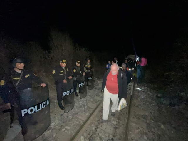 Turistas caminan a falta de transporte por bloqueo de vías.