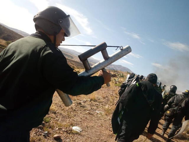Ayacucho: Un muerto y once policías heridos deja frustrado desalojo 