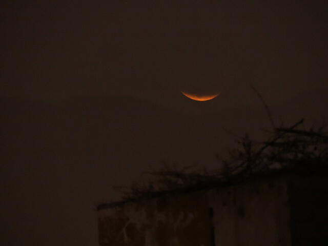 Fotografía del fenómeno en su fase de eclipse lunar parcial, tomada desde Chaclacayo, en Lima, Perú. Foto: Anibal Paredes / Twitter